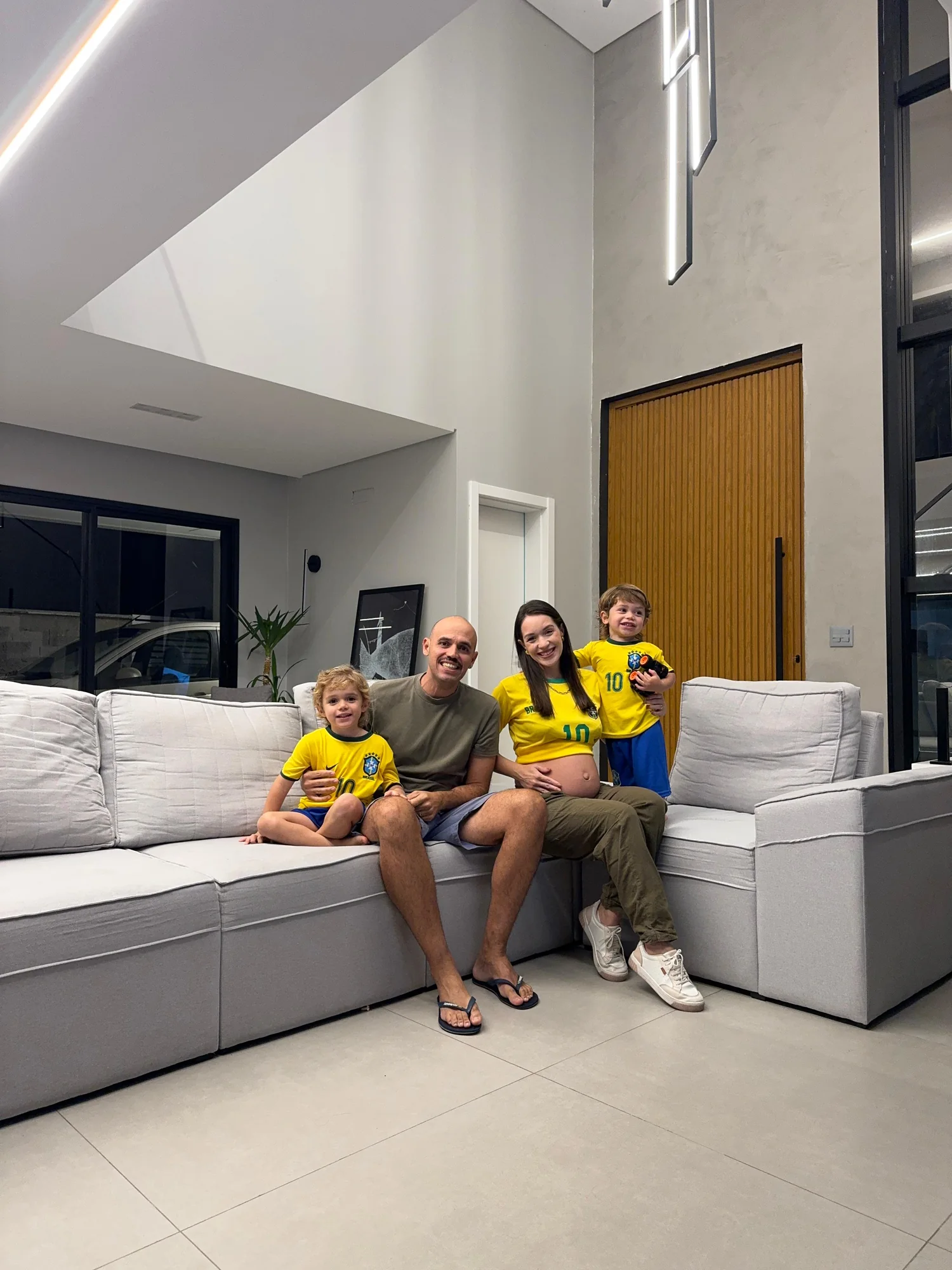 Ana Clara com a família em casa durante a gestação